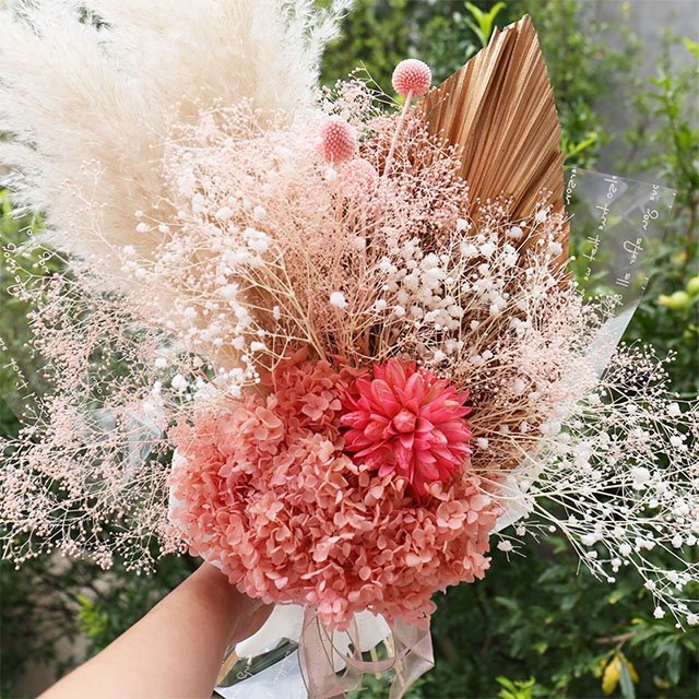 Wholesale Hot Selling Bridal Bouquet Natural Dried Rose Palm Leaves Flowers Arrangement Bouquet Home Wedding Decoration