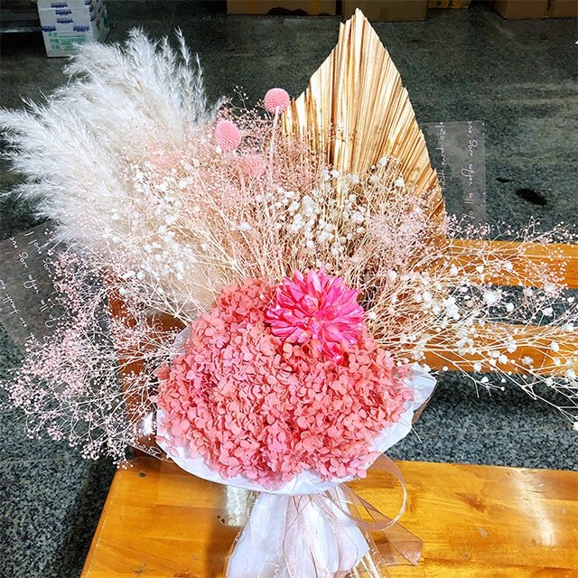 Wholesale Hot Selling Bridal Bouquet Natural Dried Rose Palm Leaves Flowers Arrangement Bouquet Home Wedding Decoration