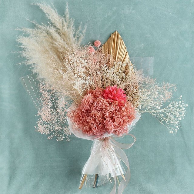 Wholesale Hot Selling Bridal Bouquet Natural Dried Rose Palm Leaves Flowers Arrangement Bouquet Home Wedding Decoration
