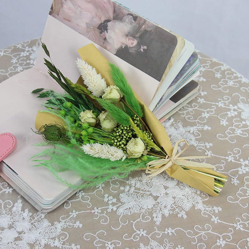 TC Wholesale Mini Dried Flowers Kraft Paper Wrapping Roses Bouquet With Gift Box Wedding Home Decor Small Bouquet