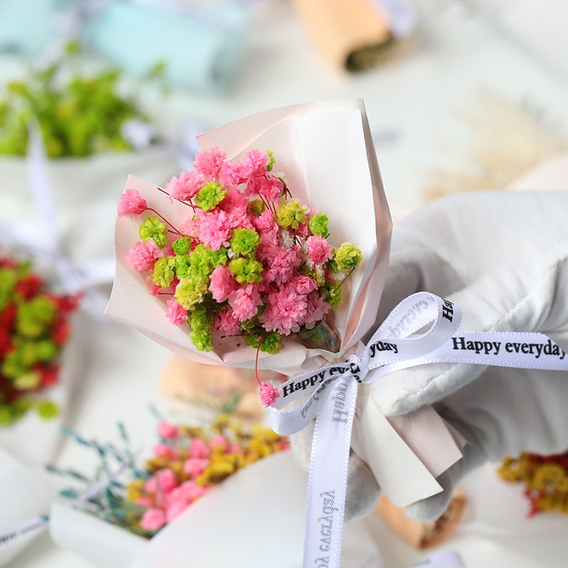 Wholesale colorful Mini Flower Bouquet Natural Small Mini Dried Flower Bouquet for Wedding Mother's Day Valentine's Gift