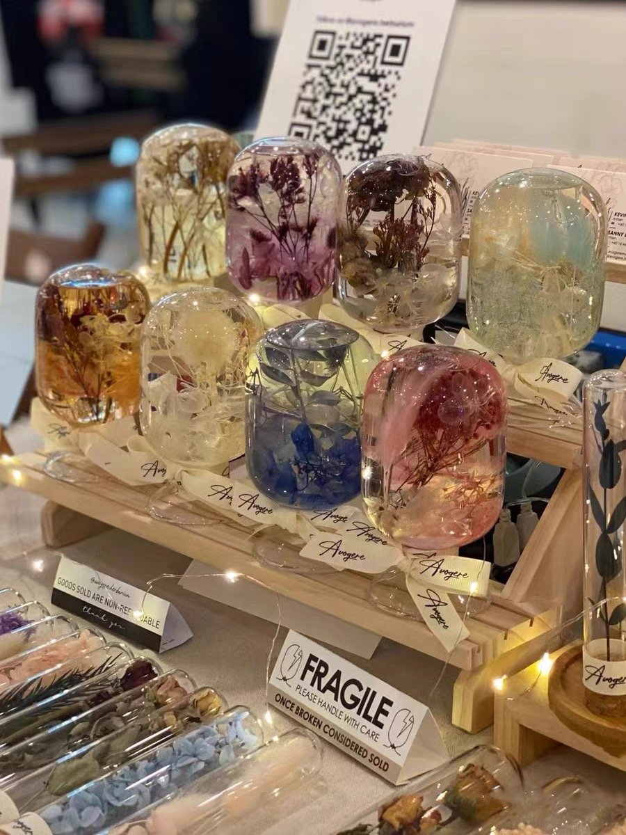 Wholesale novelty gifts resin crystal light preserved eternal real natural dried flowers floating herbarium oil bottle glass