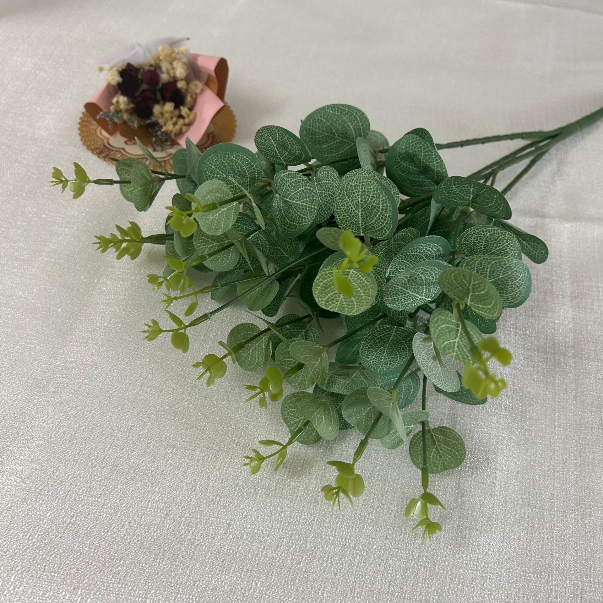 Artificial Eucalyptus Green Plant 4-prong 16 Heads Eucalyptus Stem Flower Bouquet for Holding Decorative Artificial