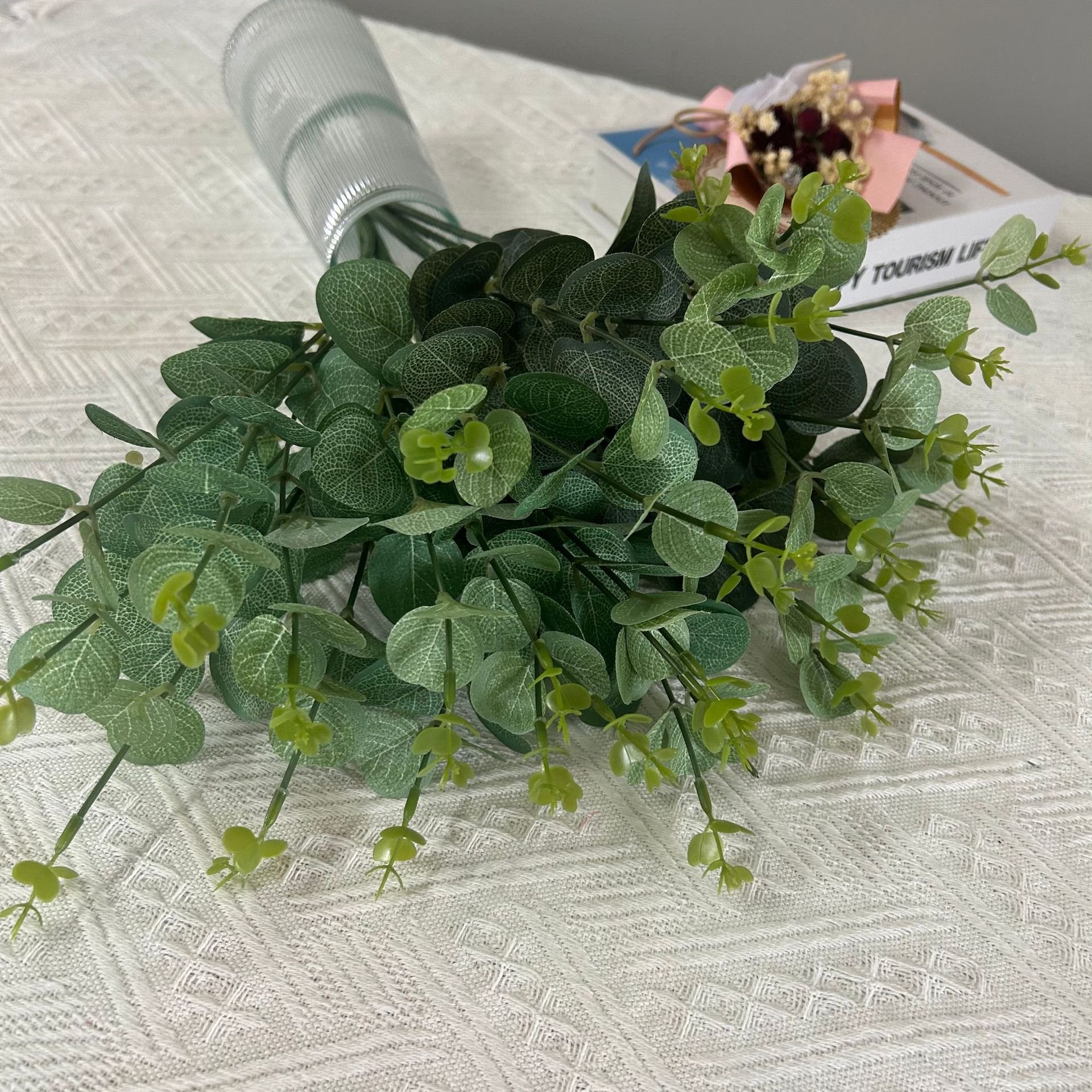 Artificial Eucalyptus Green Plant 4-prong 16 Heads Eucalyptus Stem Flower Bouquet for Holding Decorative Artificial