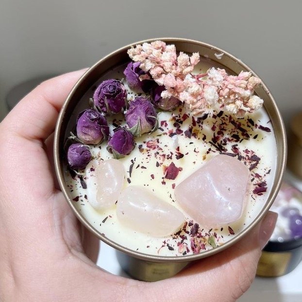Valentine Day Gift Unique White Iron Tin Jar Soy Wax Dried Flower Custom Healing Stone Chakra Crystal Scented Candle