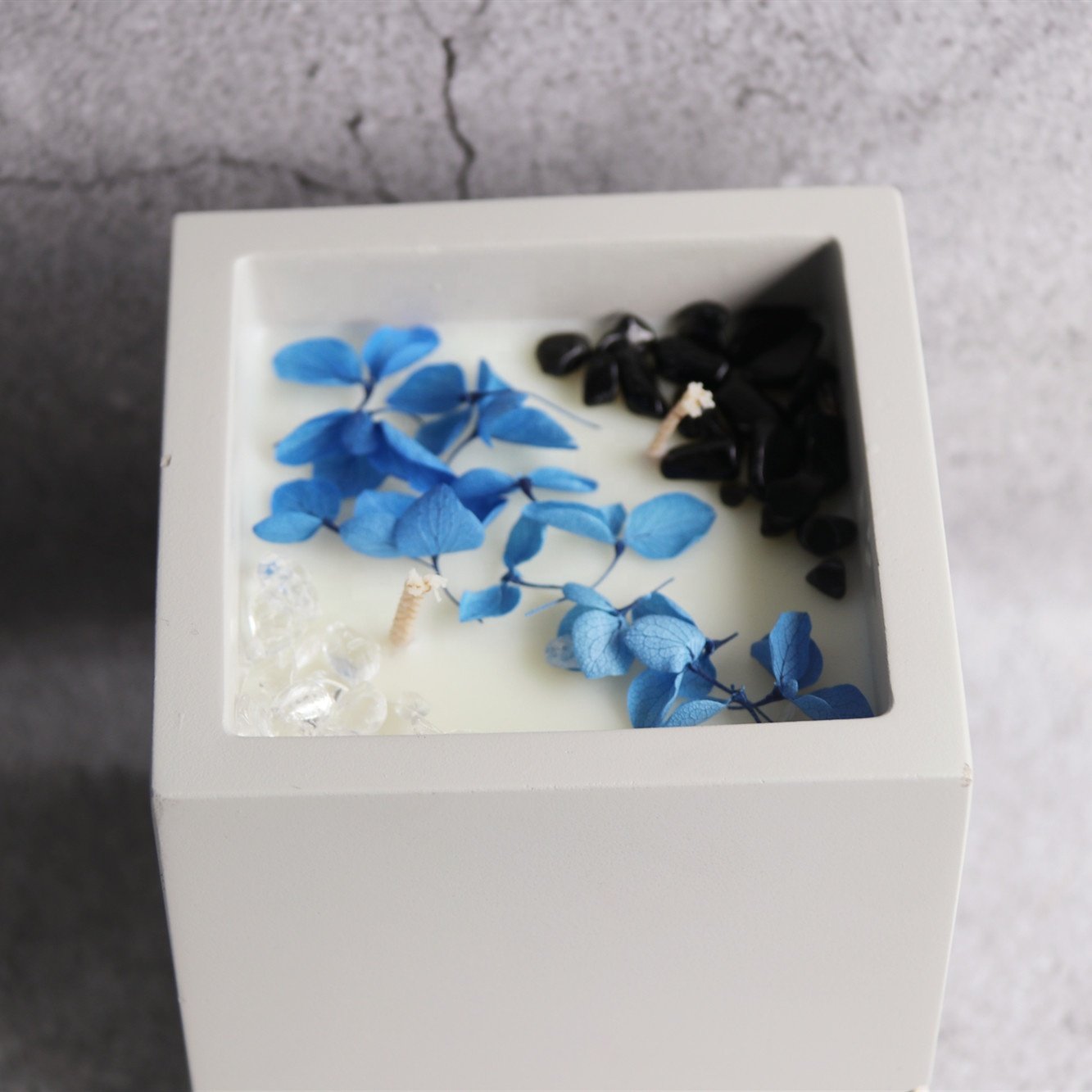 C&H Wholesale Square Cement Concrete Candle Holders Vessels Scented Candle With Dried Flowers And Crystals