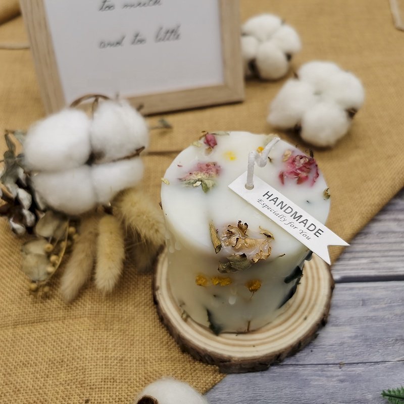 Customized popular high quality aromatherapy scented soybean wax candles with dried flowers embedded