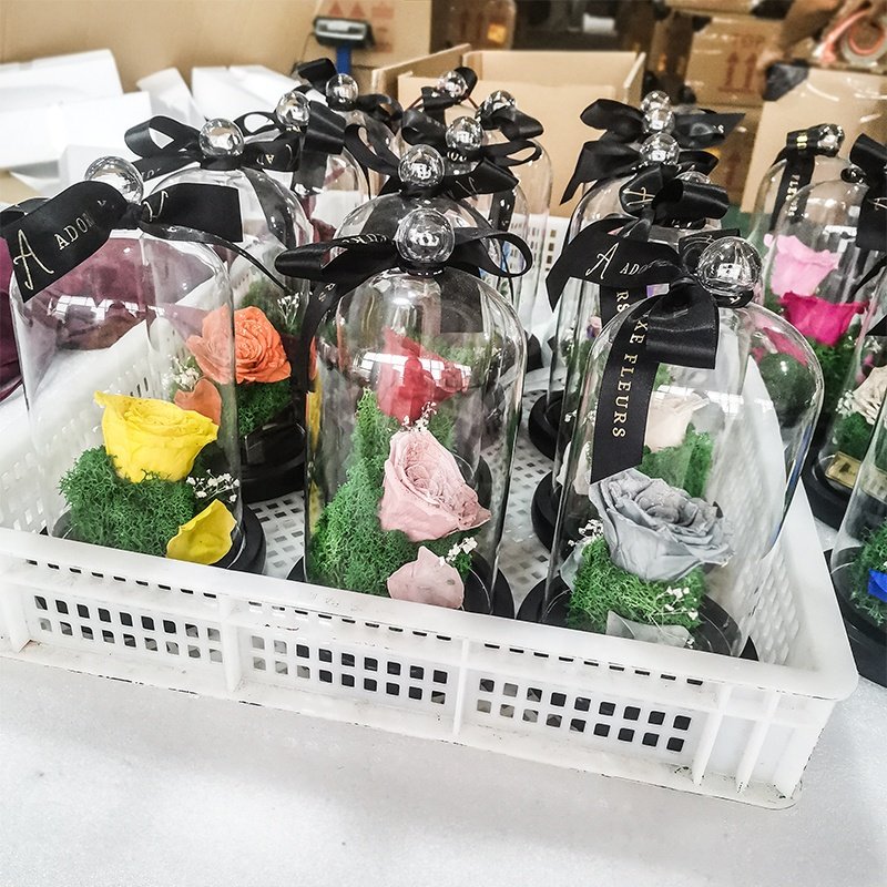 Wholesale Natural Heart Shaped Gold Dot Black Glass Rosa Preservada Domo Eternal Rose Flower Decoration