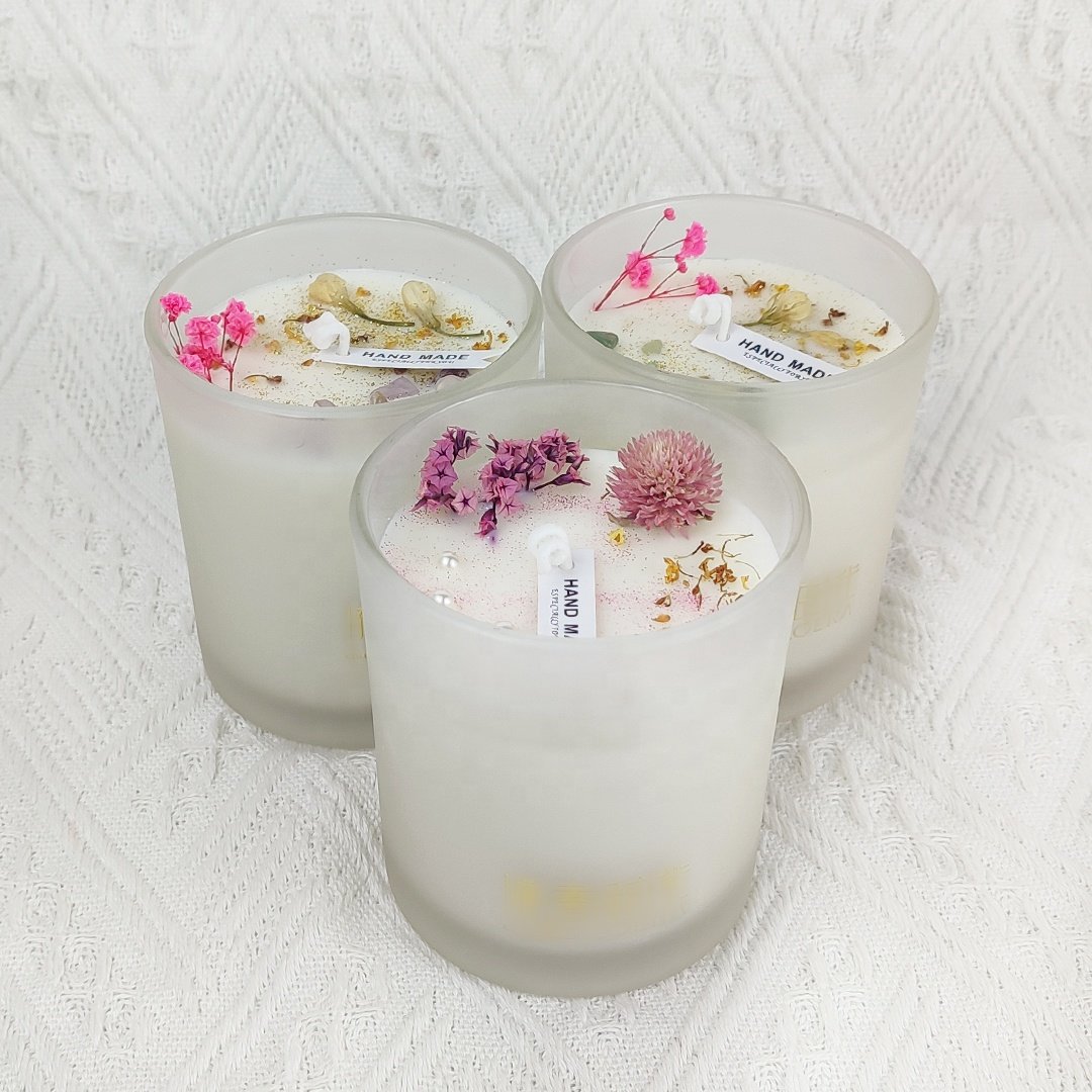 Custom hand-made dried flower scented candles Scented crystal candles in frosted glasses