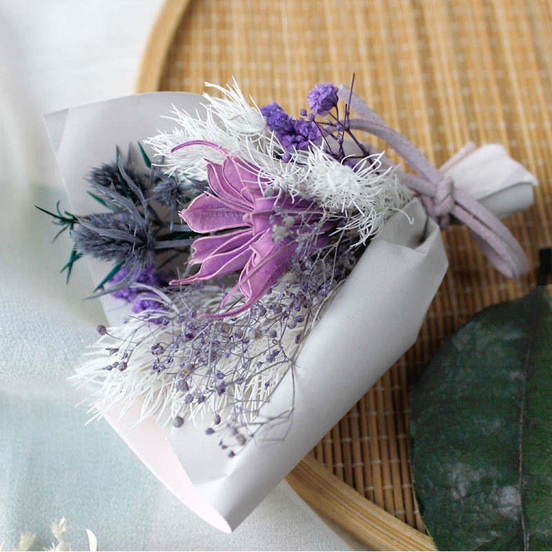 Factory direct sale Decorative Dry Flower Arrangement Natural Small Mini Dried Flower Bouquet for Wedding Valentine Day Gifts