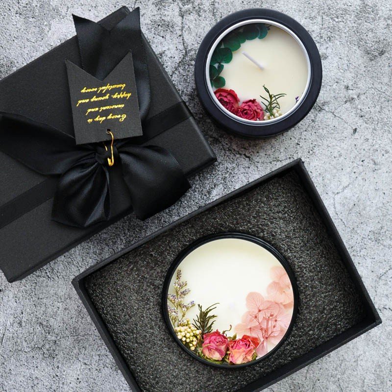 Classic Fancy Dried Flower Scented Candles Aromatherapy Scented Candles with Black Tin Jar See Through Box Gifts