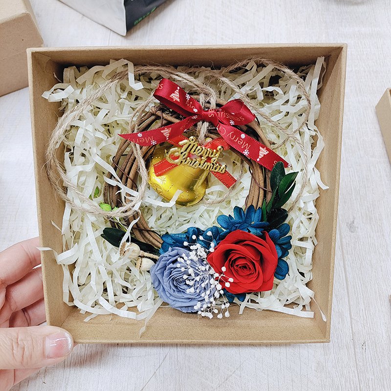 New Design Small Christmas Decorations Wreath Made By Preserved Rose Dried Flowers 10cm Diameter Wreaths For Home Decoration
