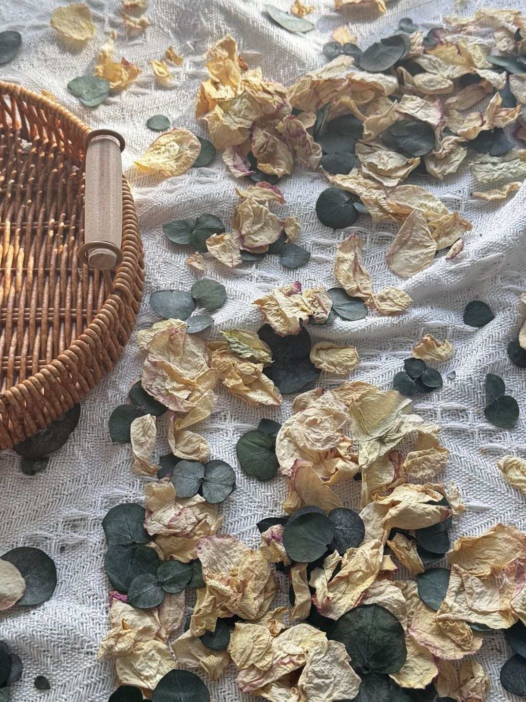 100% Natural Wedding Confetti Dried White Rose Pink Edge Biodegradable Dried Flowers Confetti Roses Petals