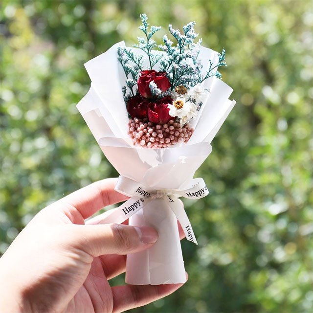 Hot selling mini dried rose flower bouquet natural black and white little small dry flowers for Party Wedding Decoration