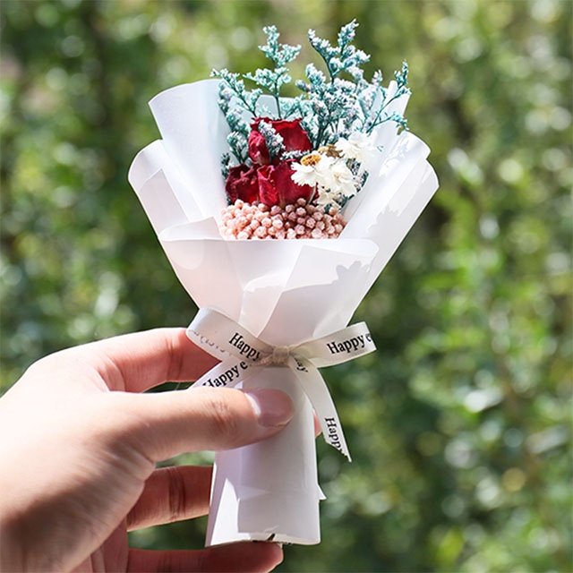 Hot selling mini dried rose flower bouquet natural black and white little small dry flowers for Party Wedding Decoration