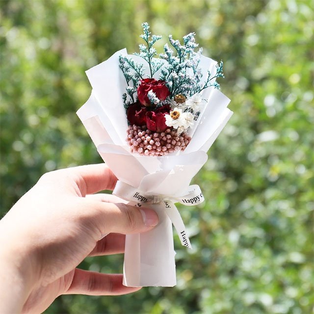 Hot selling mini dried rose flower bouquet natural black and white little small dry flowers for Party Wedding Decoration
