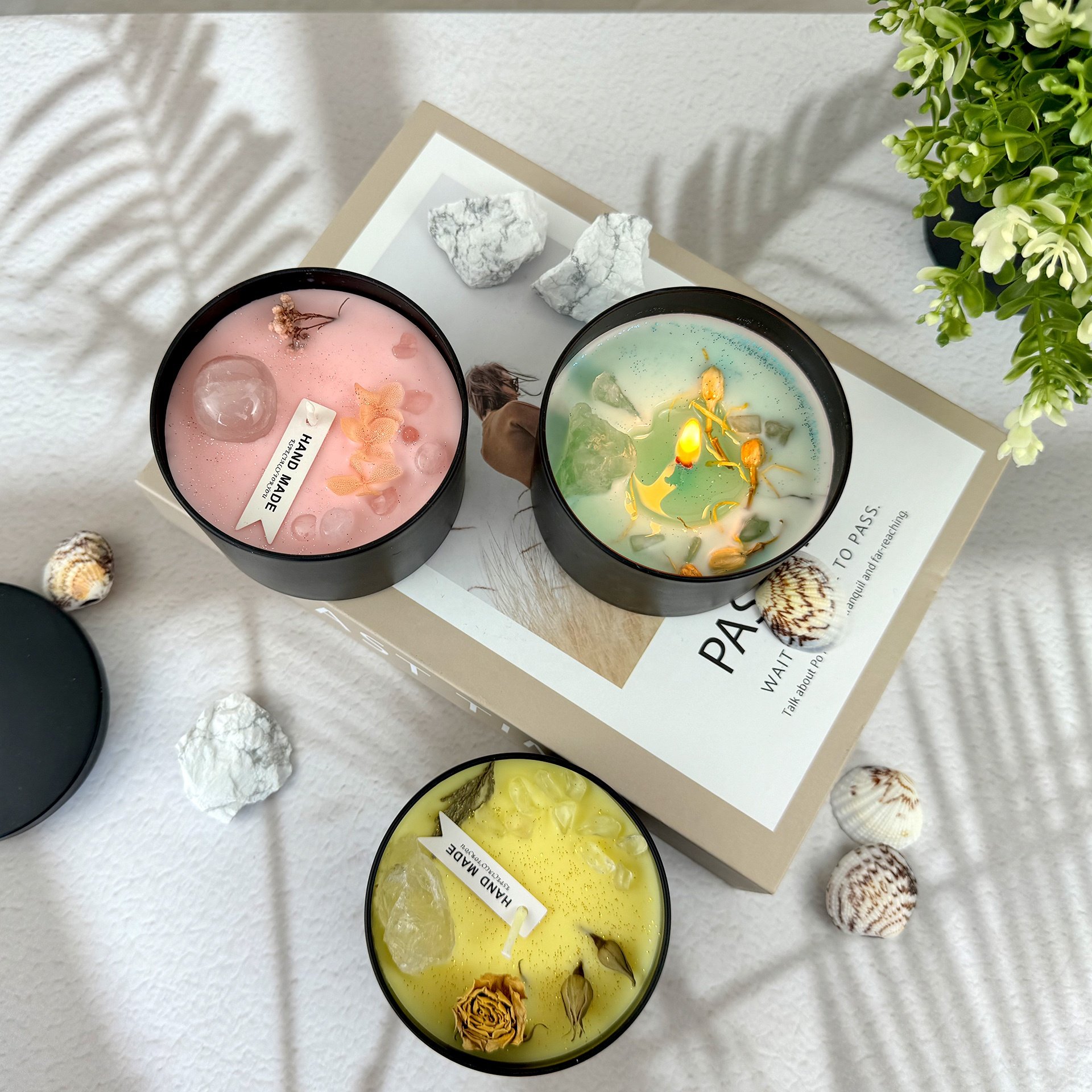 Customizable Color 8OZ Dry Flower Aromatherapy Scented Candles in Black Tin for Home Decoration Christmas & Diwali Holidays
