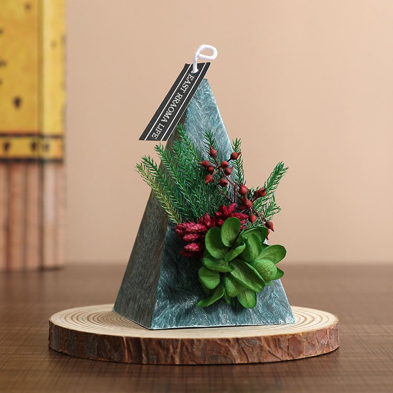 Low MOQ Christmas Tree Figurine Gift Box Customize Soy Wax Home Decor Cute Candle Dried Flower Aromatherapy Scented Candle