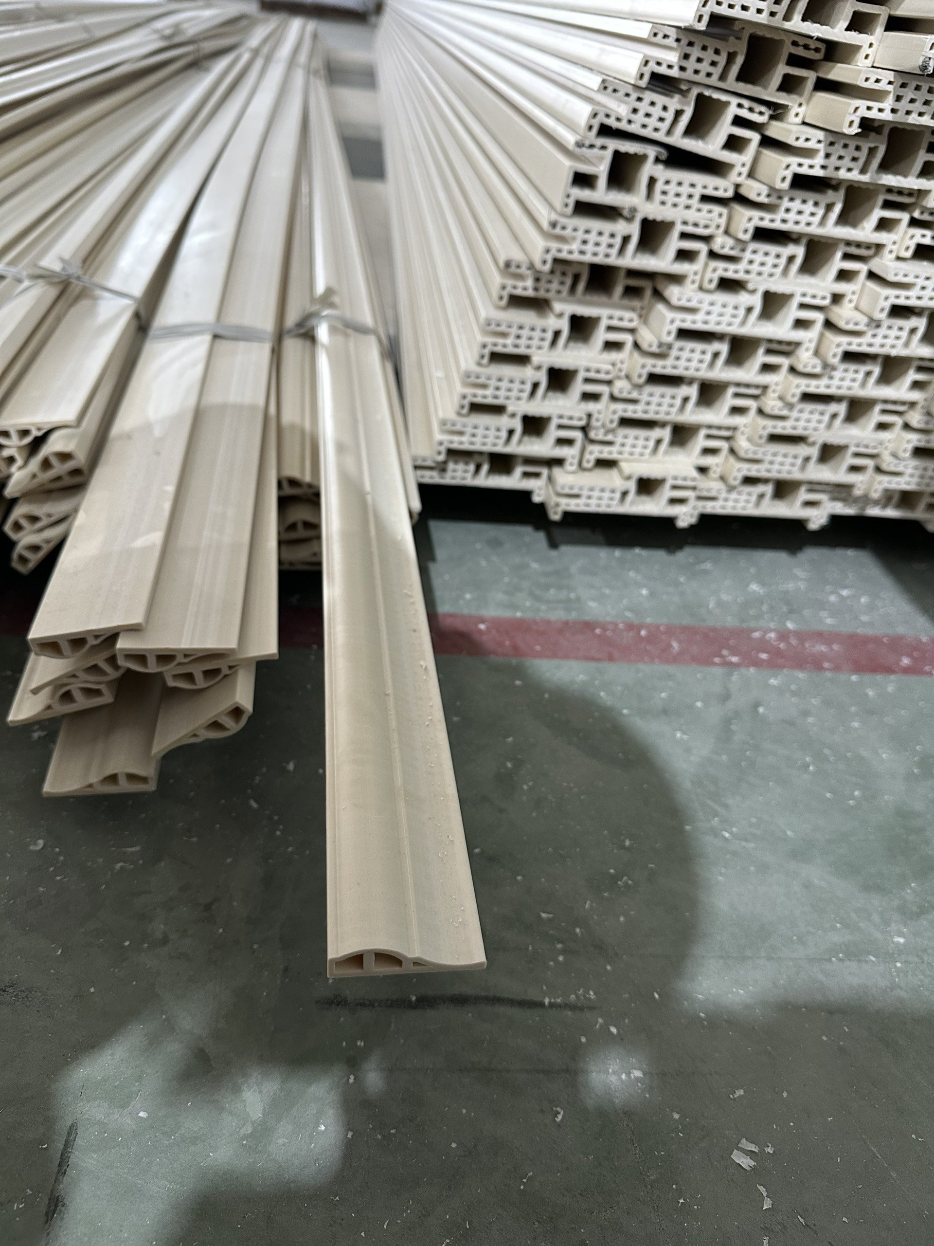 Vietnam Manufacturer's High Quality PU Decorative Moulding New 48*13.5 Type Dewoo 5.6m Waterproof Customized Modern Manual