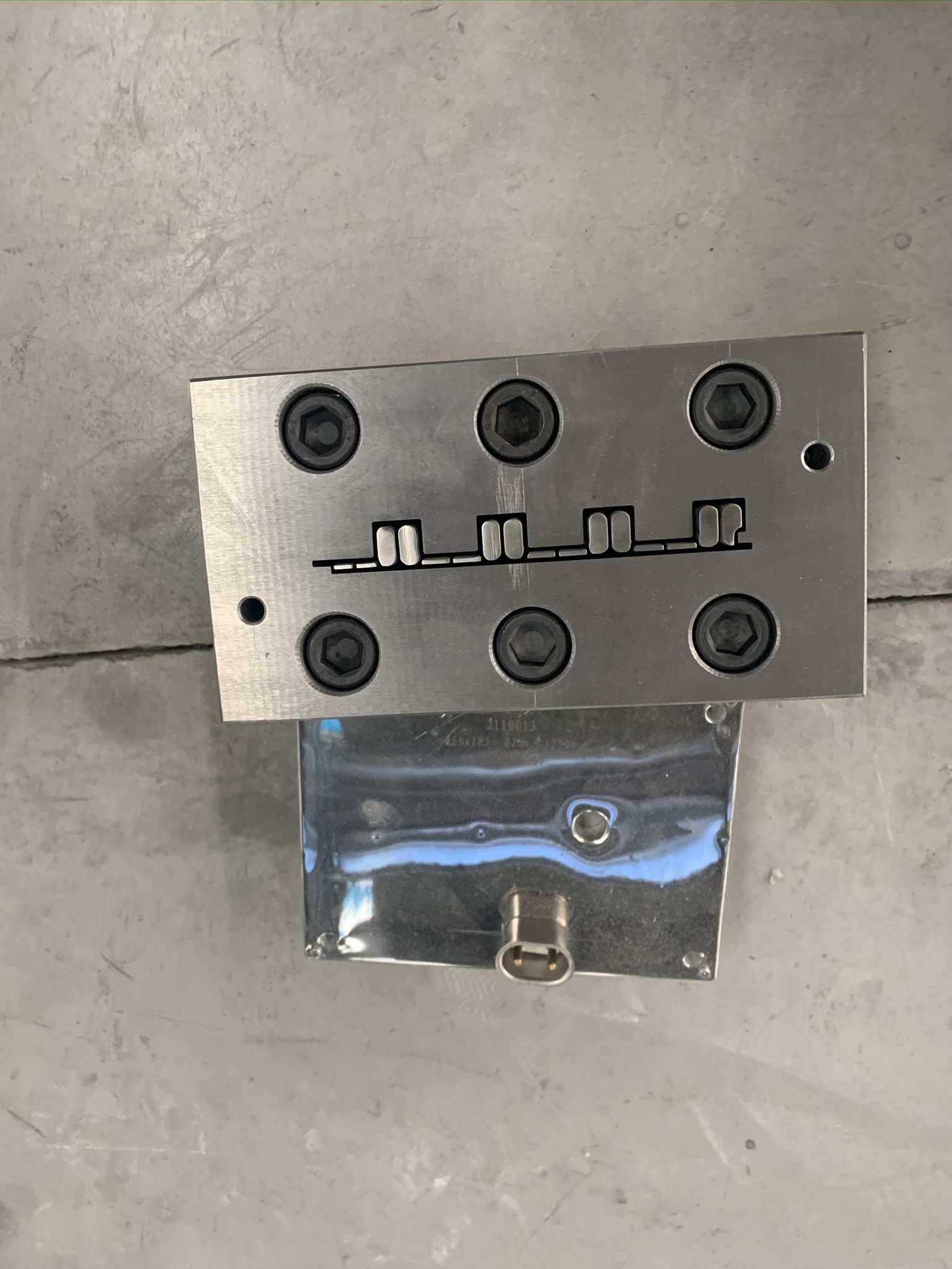 The pvc foaming mould machine makes the decoration material mold by hand