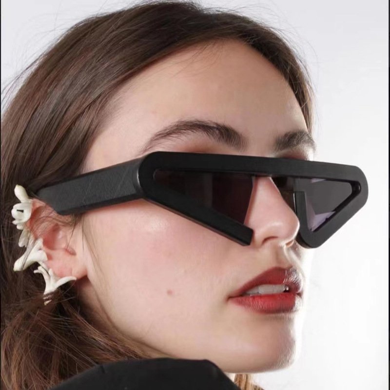 2024 New fashion personality triangle lentes de sol futuristic y2k sunglasses men and women uv400 high-quality eyeglasses custom