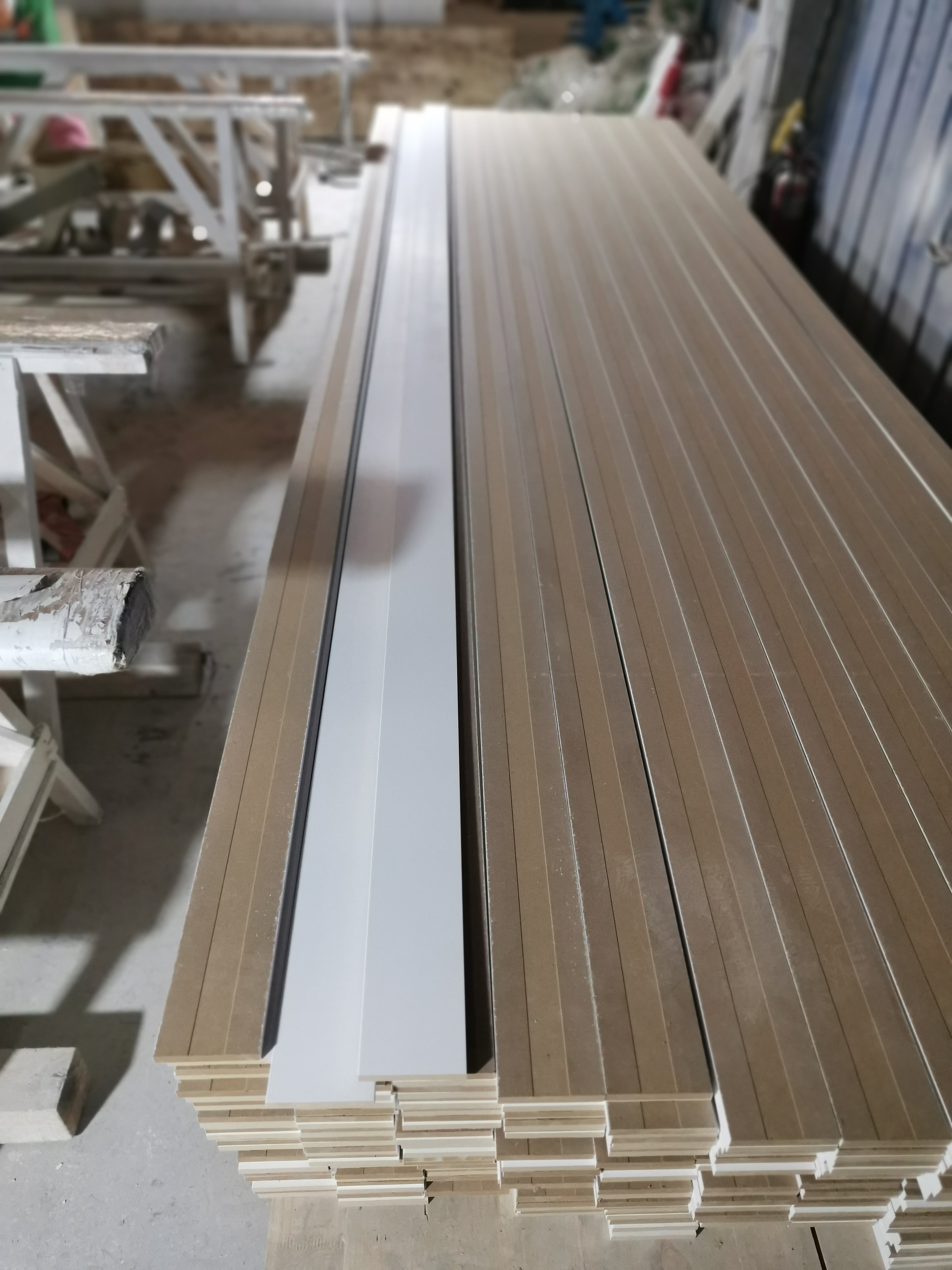 White Primed MDF badeboard skirtingboard wood moulding Wall Board for Interior Decoration