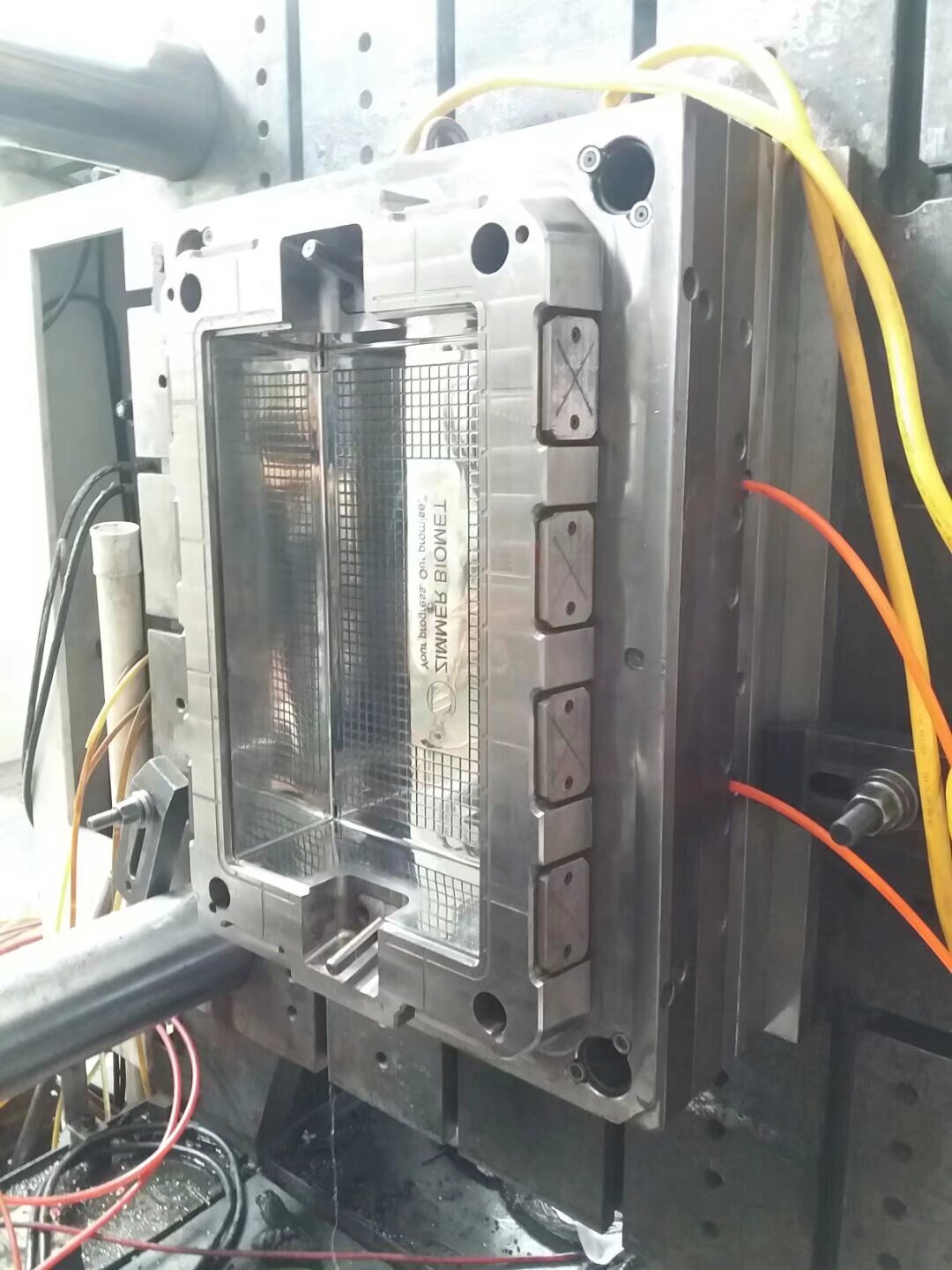 Logistics crate mismatch frame