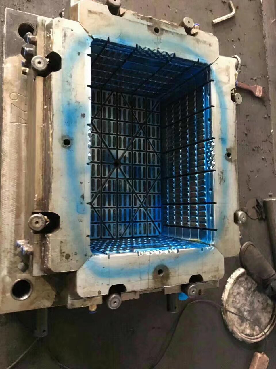 Logistics crate mismatch frame