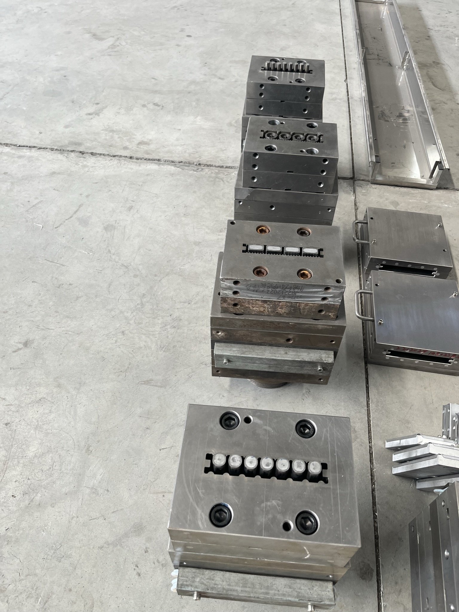 China Manufacture Wood Plastic Extrusion Mould for door frame/decking/floor/foamed blinds/ceiling
