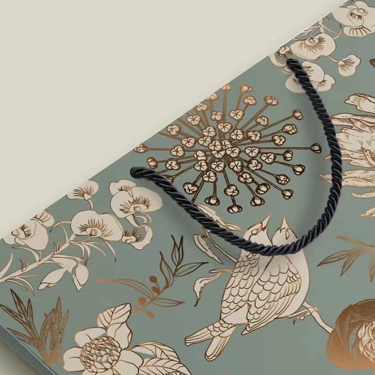 Luxury Gift Shopping Paper Bag With Your Own Logo Custom Colour Printing Matt Paper Bag With Handle
