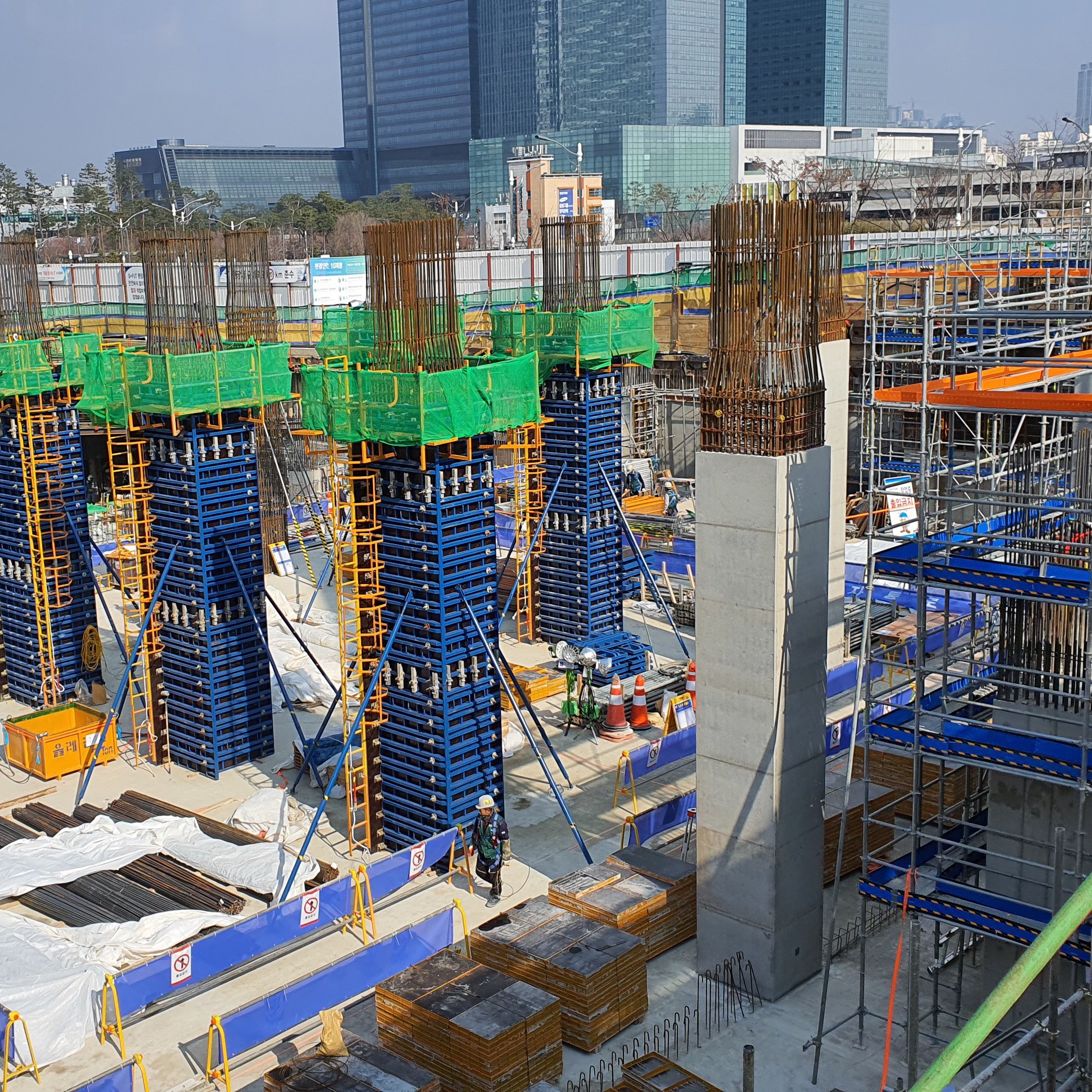 Easy erection B-Form Adjustable Column & Shear wall Modular Vertical Steel Formwork Shuttering system for Concrete Construction