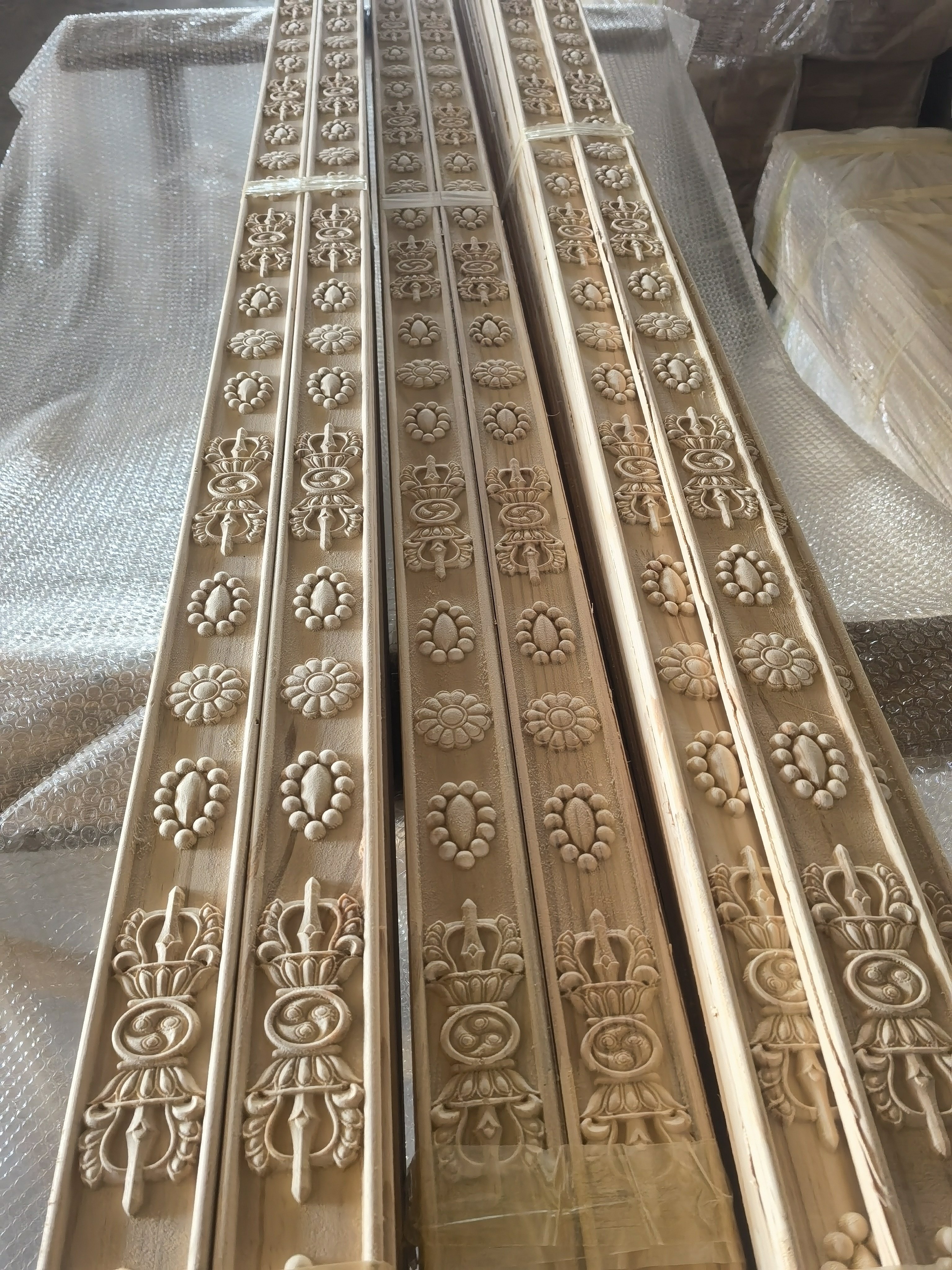 Decorative Carved Wood Mouldings Interior Decoration Strip Molding Solid Wood mouldings furniture frame crown mouldings