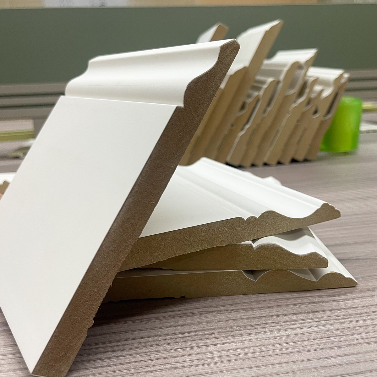 Hipower Cheap Primed white pine wood MDF baseboard wall cheap mdf skirting board wood moulding frame