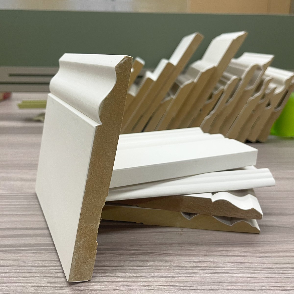 Hipower Cheap Primed white pine wood MDF baseboard wall cheap mdf skirting board wood moulding frame