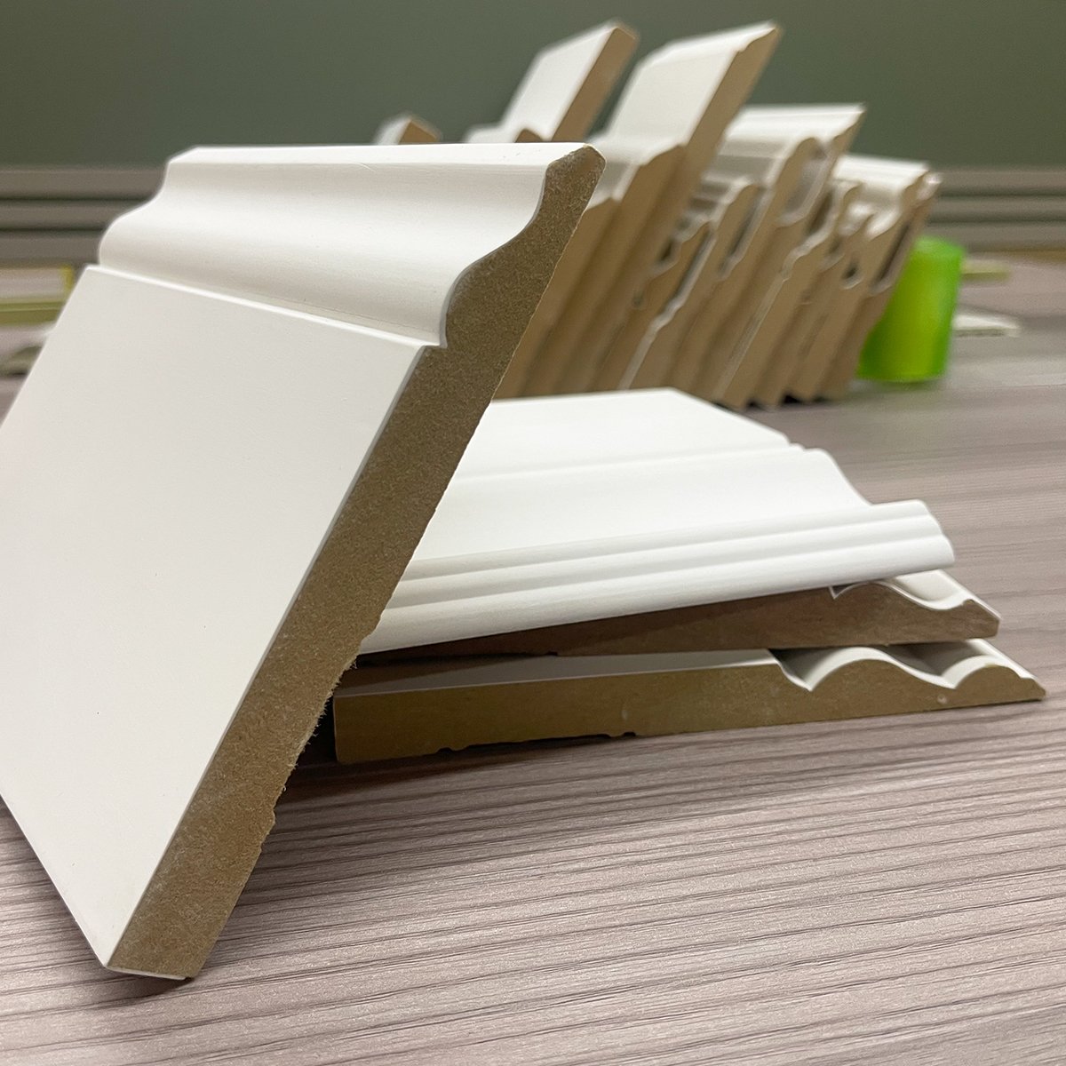 Hipower Cheap Primed white pine wood MDF baseboard wall cheap mdf skirting board wood moulding frame