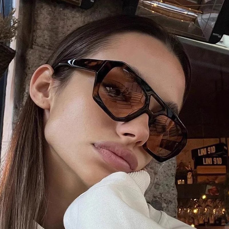 LeonLion Square Vintage 2024 Sunglasses Women Fashion Trend Glasses Women Personality Simple Eyewear Retro Women Gafas De Sol