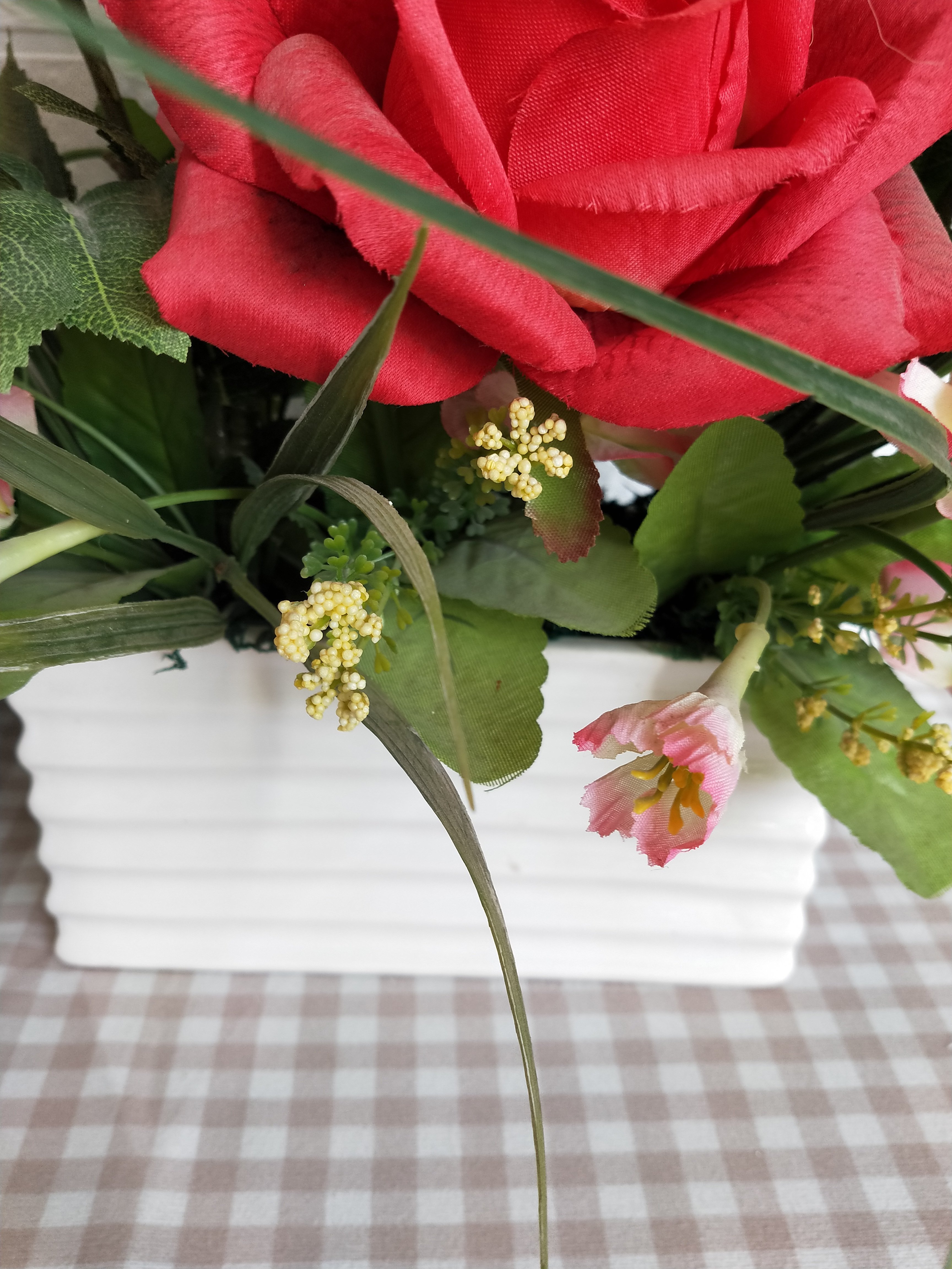 2024 the best seller product Gift Red artificial flower Rose arrangement in vase for wedding