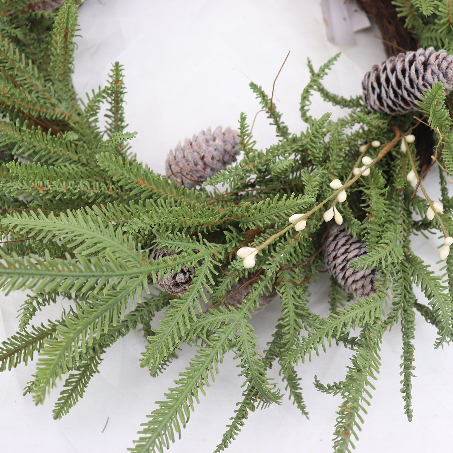 Fuzhou Manufacturer's 61cm Artificial Christmas cedar Leaf Pine Cone Ring Preserved Flower Wreath Home Vacation Wall Decor