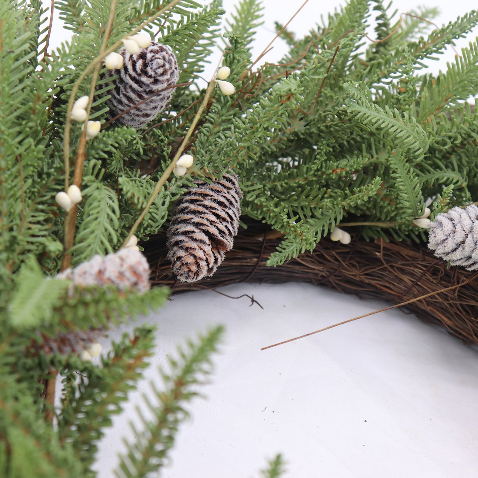 Fuzhou Manufacturer's 61cm Artificial Christmas cedar Leaf Pine Cone Ring Preserved Flower Wreath Home Vacation Wall Decor