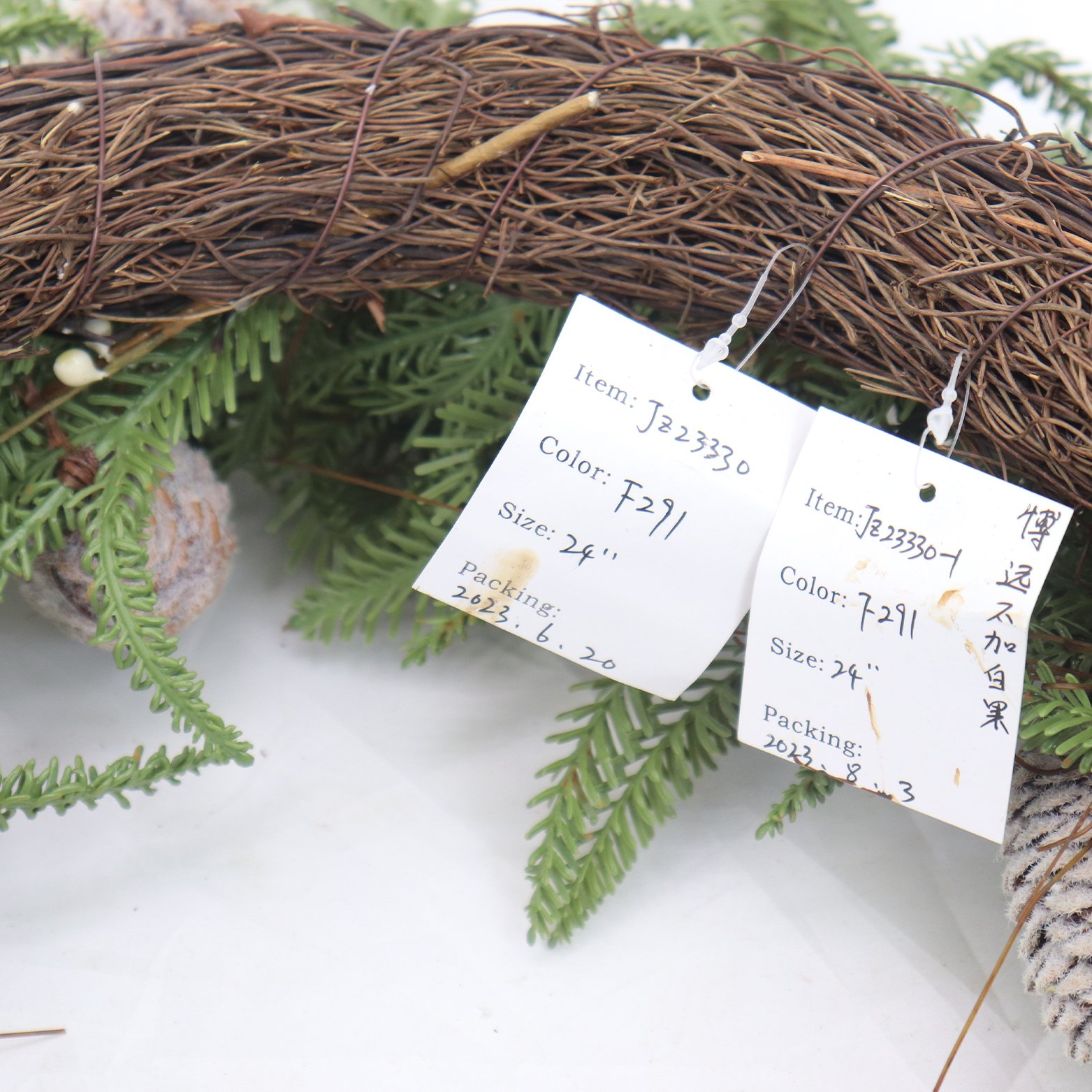 Fuzhou Manufacturer's 61cm Artificial Christmas cedar Leaf Pine Cone Ring Preserved Flower Wreath Home Vacation Wall Decor