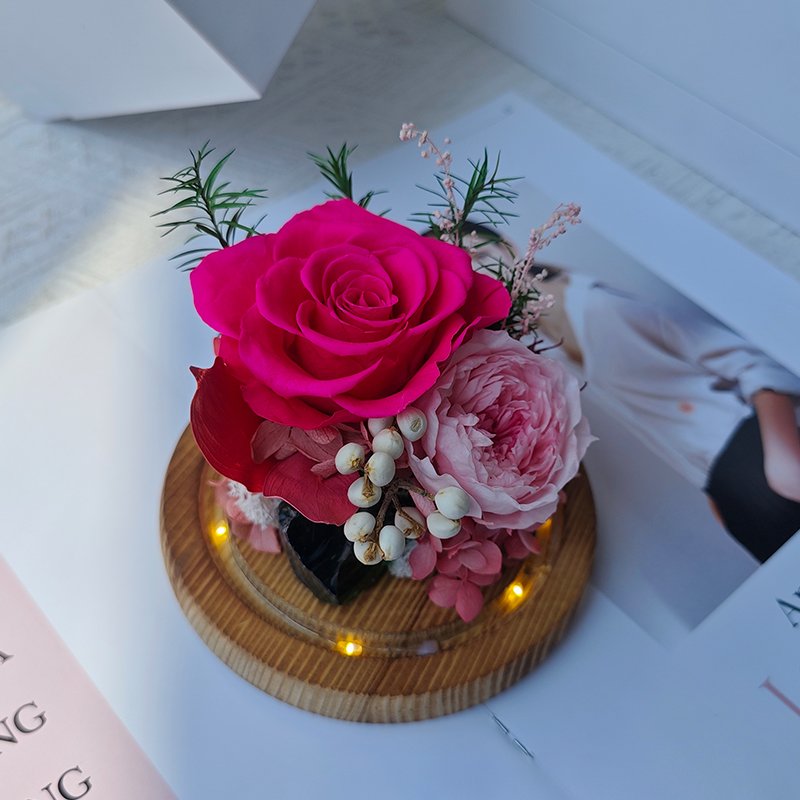 Lovebay wholesale Mother's Day Gift Everlasting Preserved Rose with Led Natural Real Preserved Flowers Roses in Globe Glass Dome