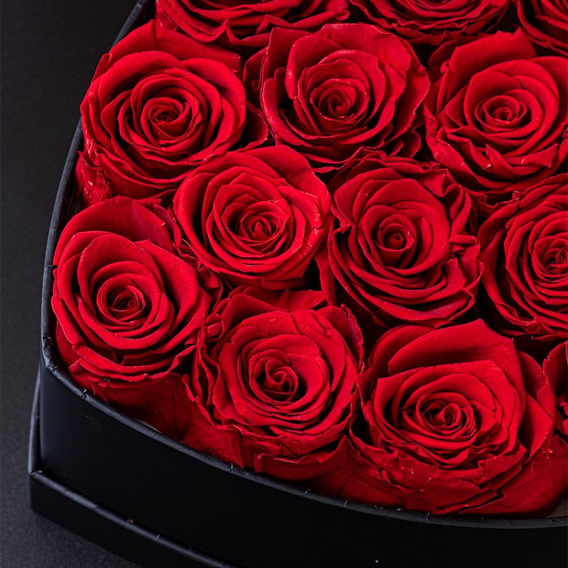 Hot Sale Red Roses Preserved in Heart Shape Flower Box to Express Love and Gratitude