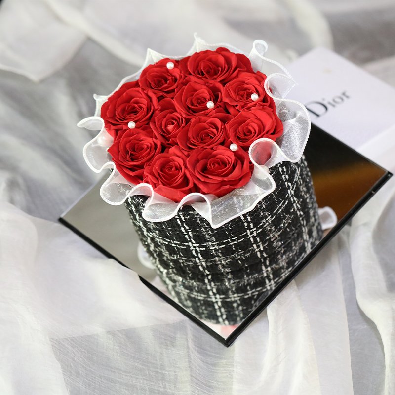Factory wholesale Valentine's Day Gift Ins Style Preserved Roses Flower Box OEM ODM