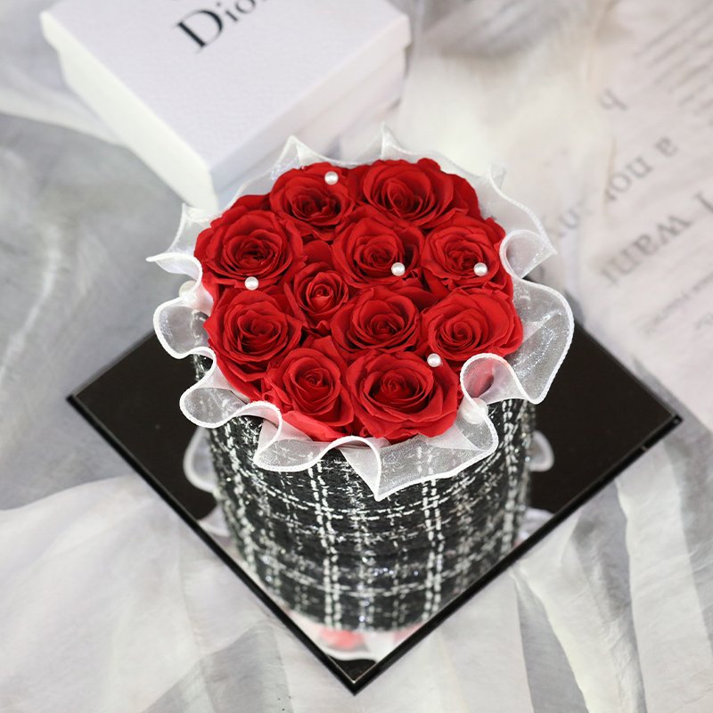 Factory wholesale Valentine's Day Gift Ins Style Preserved Roses Flower Box OEM ODM
