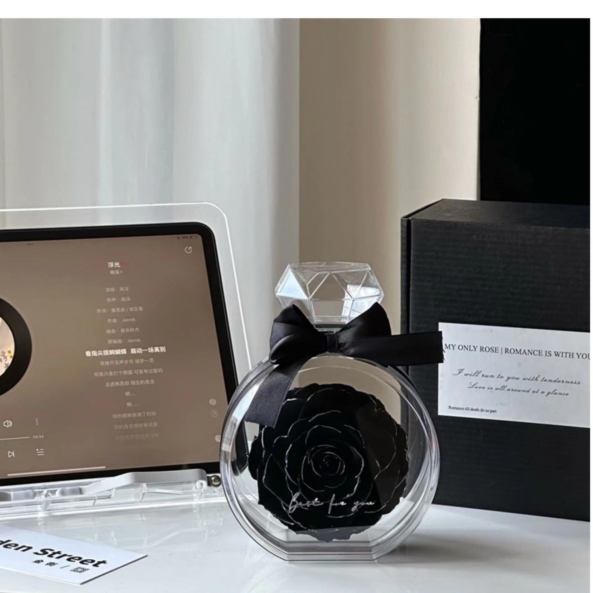 Customizaed New Round Acrylic Perfume Bottle Wholesale Preserved Rose Bottle Eternal Perfume Bottle For Valentine's Day