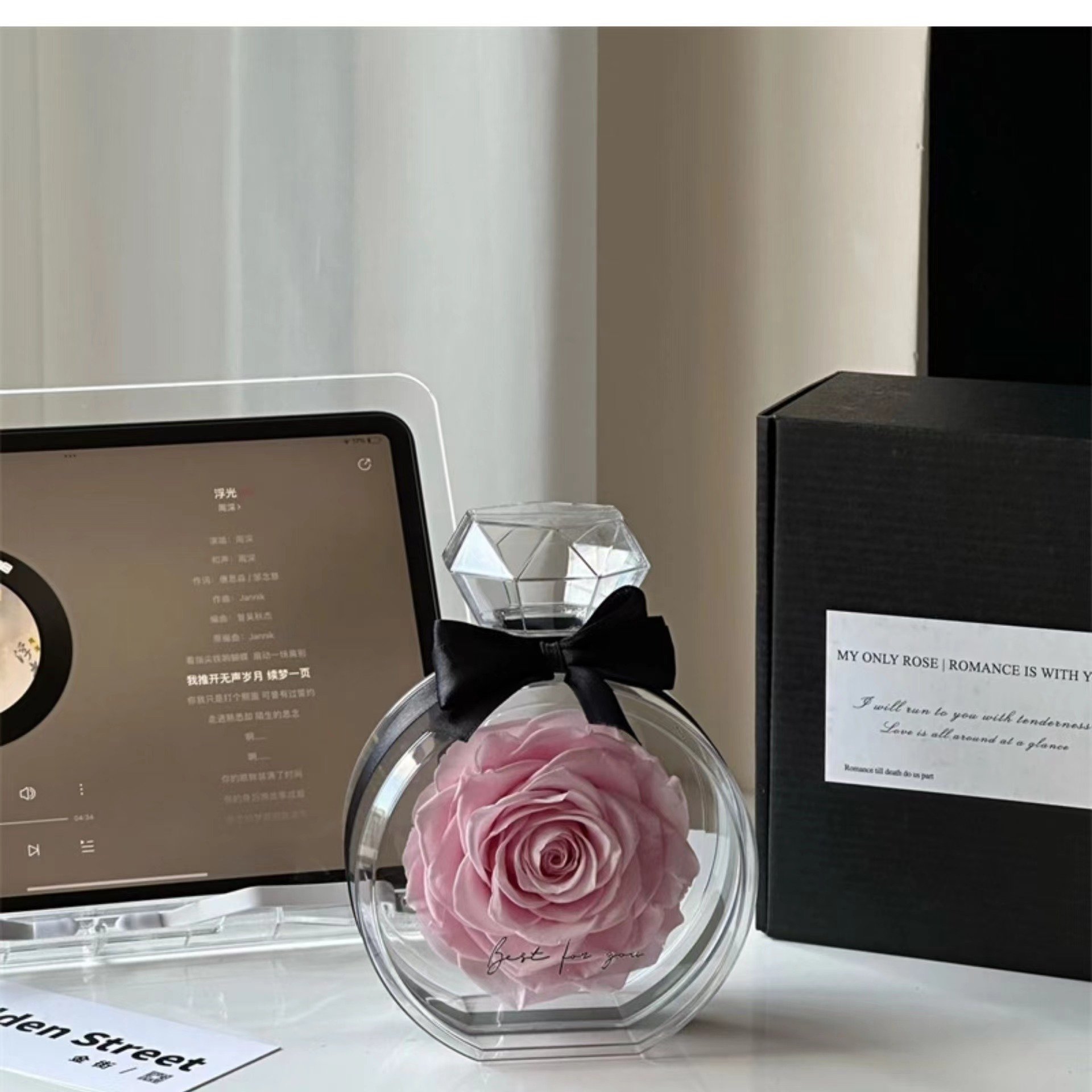 Customizaed New Round Acrylic Perfume Bottle Wholesale Preserved Rose Bottle Eternal Perfume Bottle For Valentine's Day