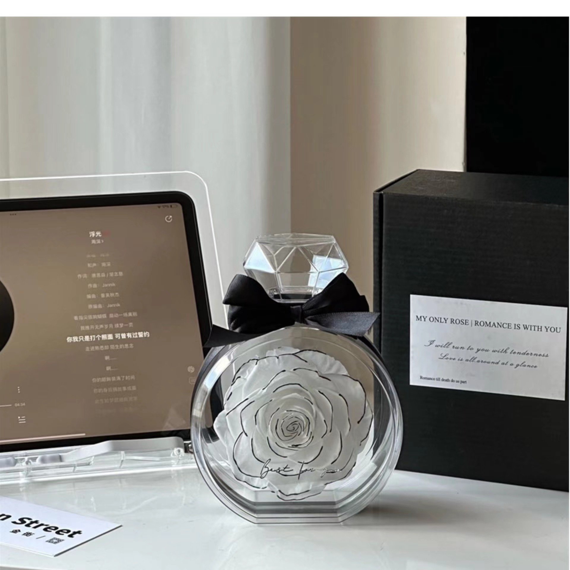 Customizaed New Round Acrylic Perfume Bottle Wholesale Preserved Rose Bottle Eternal Perfume Bottle For Valentine's Day