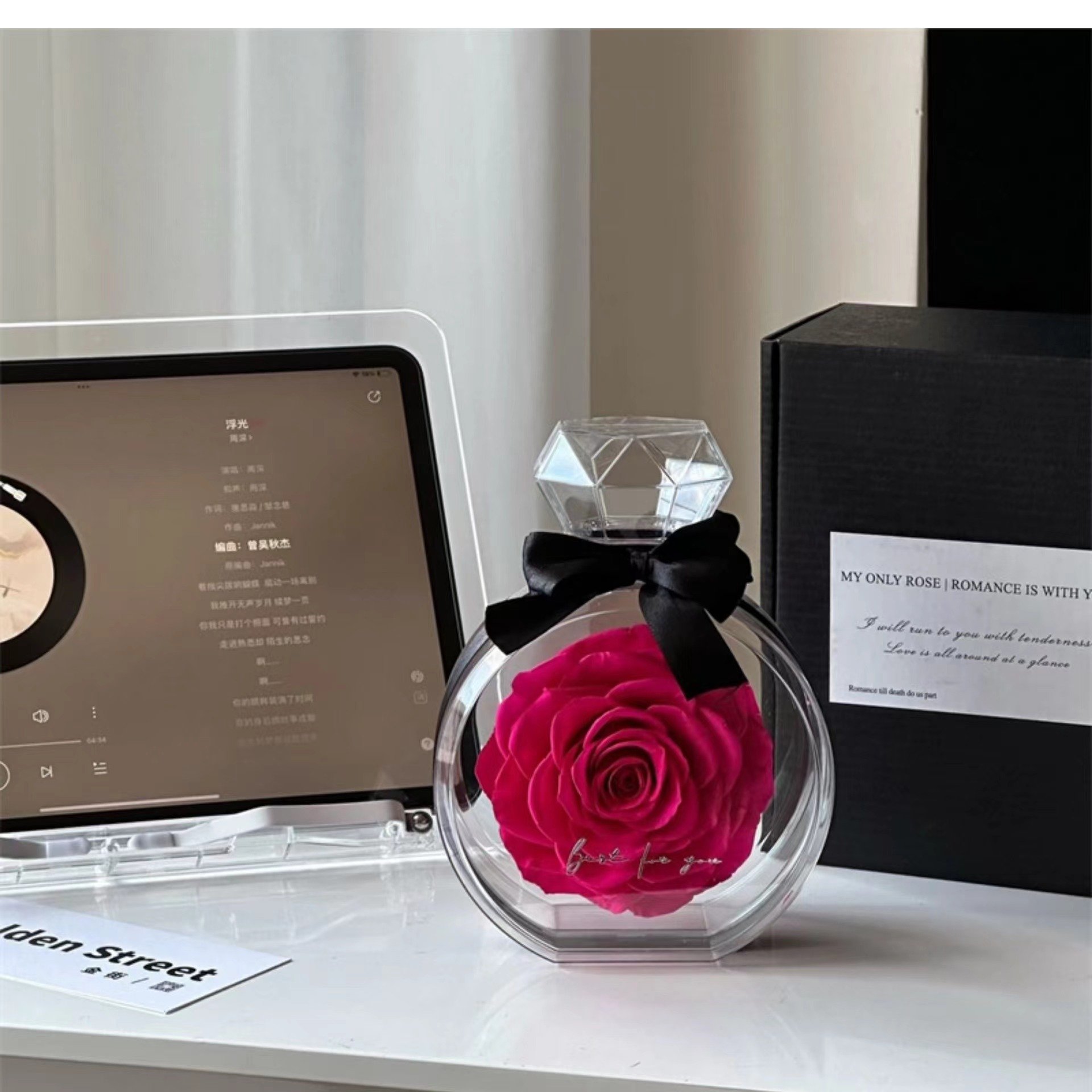 Customizaed New Round Acrylic Perfume Bottle Wholesale Preserved Rose Bottle Eternal Perfume Bottle For Valentine's Day