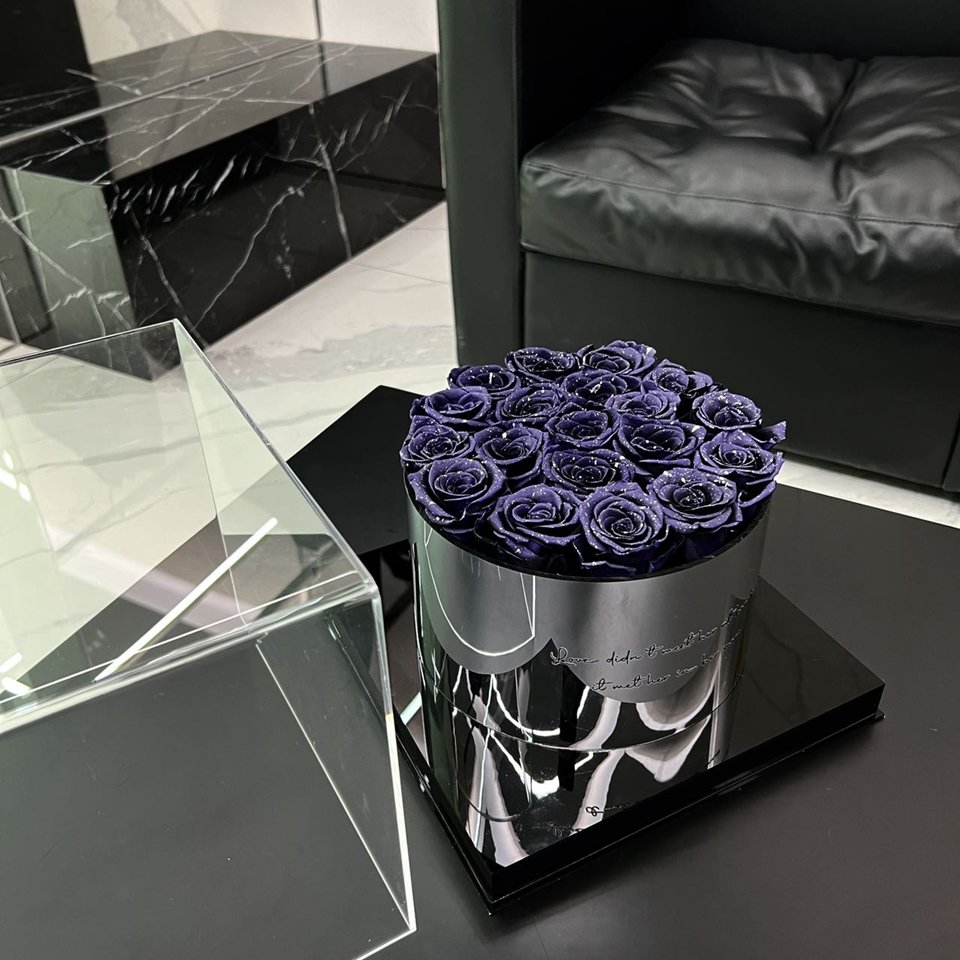 Elegant Birthday Gift Luxurious ornaments Everlasting Eternal rose Hugging Bucket Immortal Preserved Rose Flower in Acrylic Box