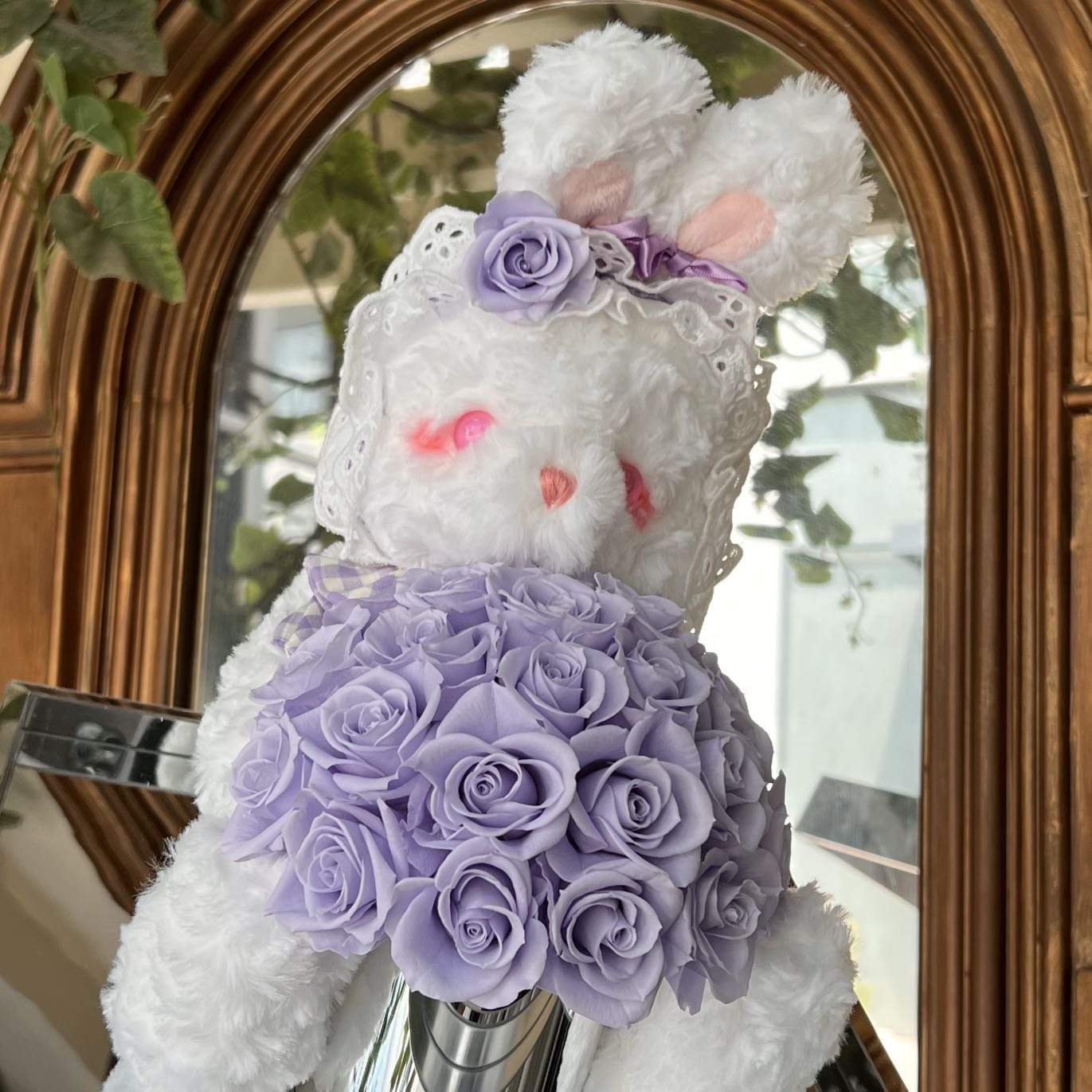 China Wholesale Cute Lolita Plush Rabbit Design 26 Embrace Bucket Eternal Rose Preserved Flower Gift